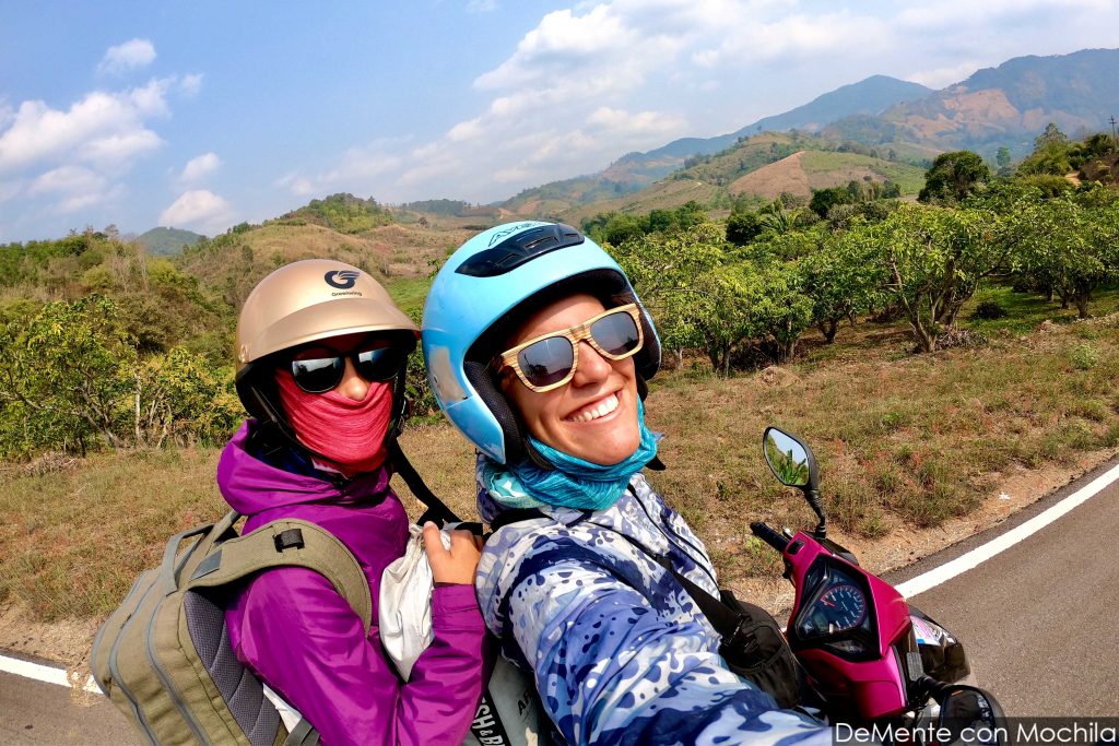 con mer empezando el viaje en moto por el norte de tailandia