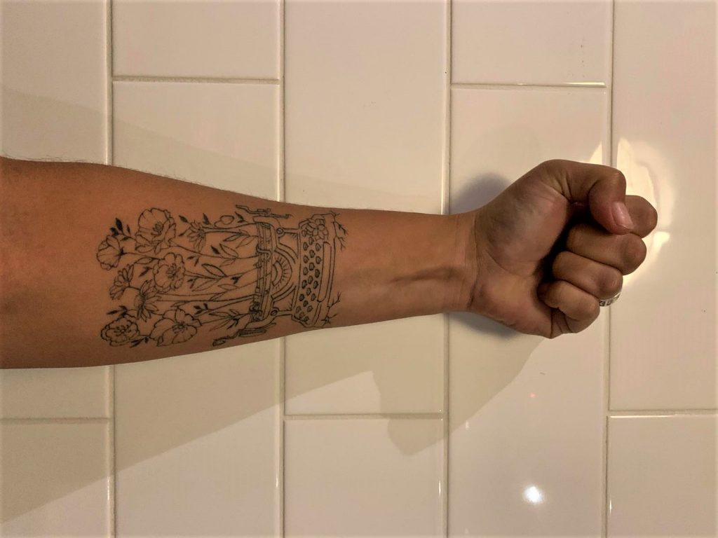 el tatuaje de la epifanía en el brazo izquierdo