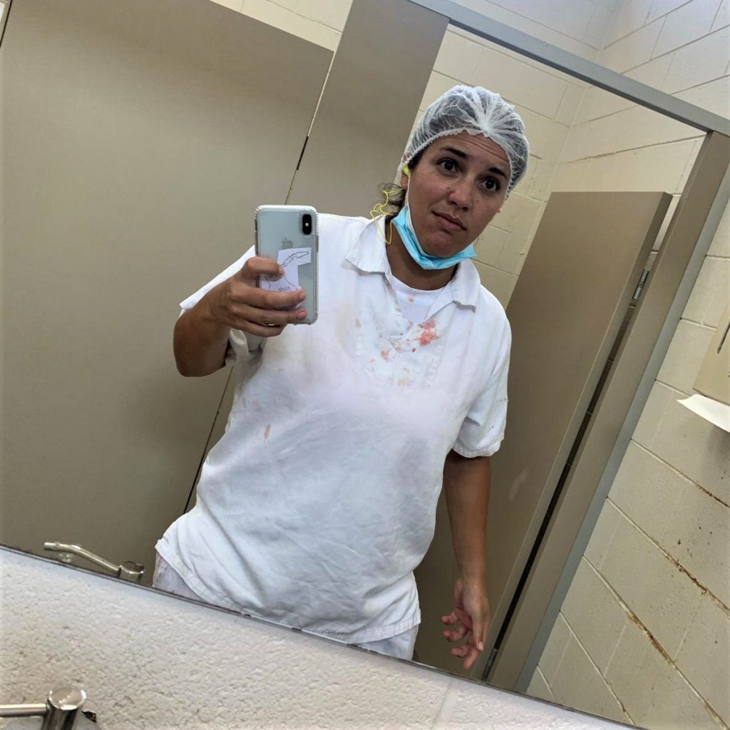 mi apariencia en el espejo trabajando en el matadero