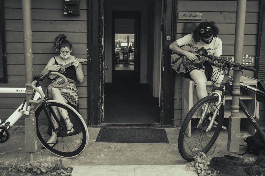 Mer y el Tano manteniendo las distancias al frente de la casa
