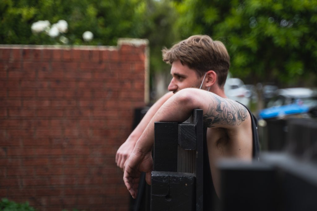 Jamie fumando en la vereda