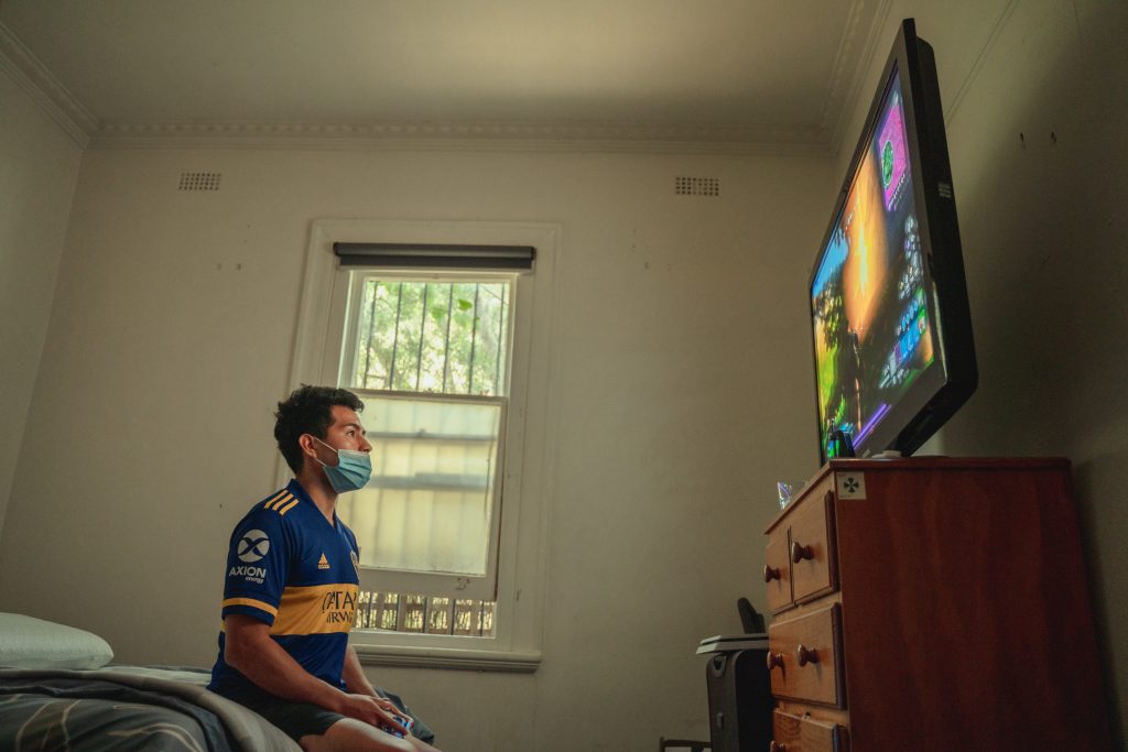 Agustín jugando al playstation