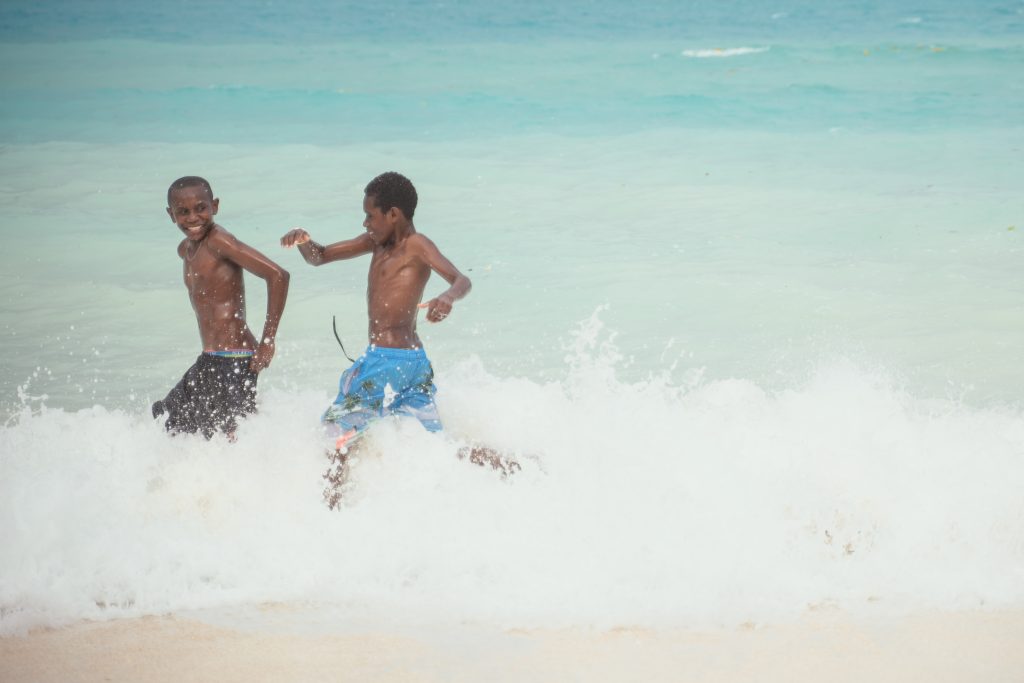 niños jugando en la playa