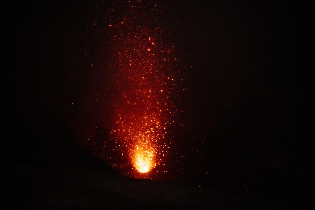 volcán yasur erupcionando
