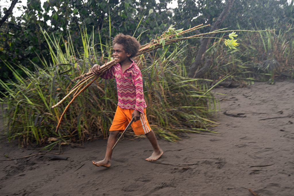 niño caminando en patas por la isla de tanna