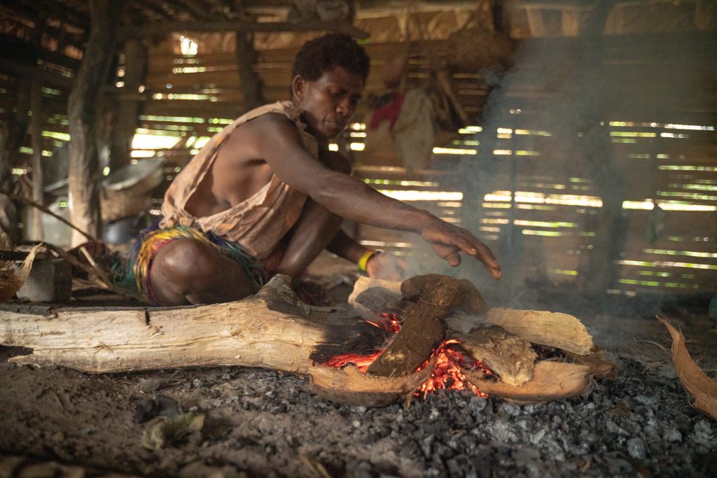 mujer cocinando en aldea tradicional