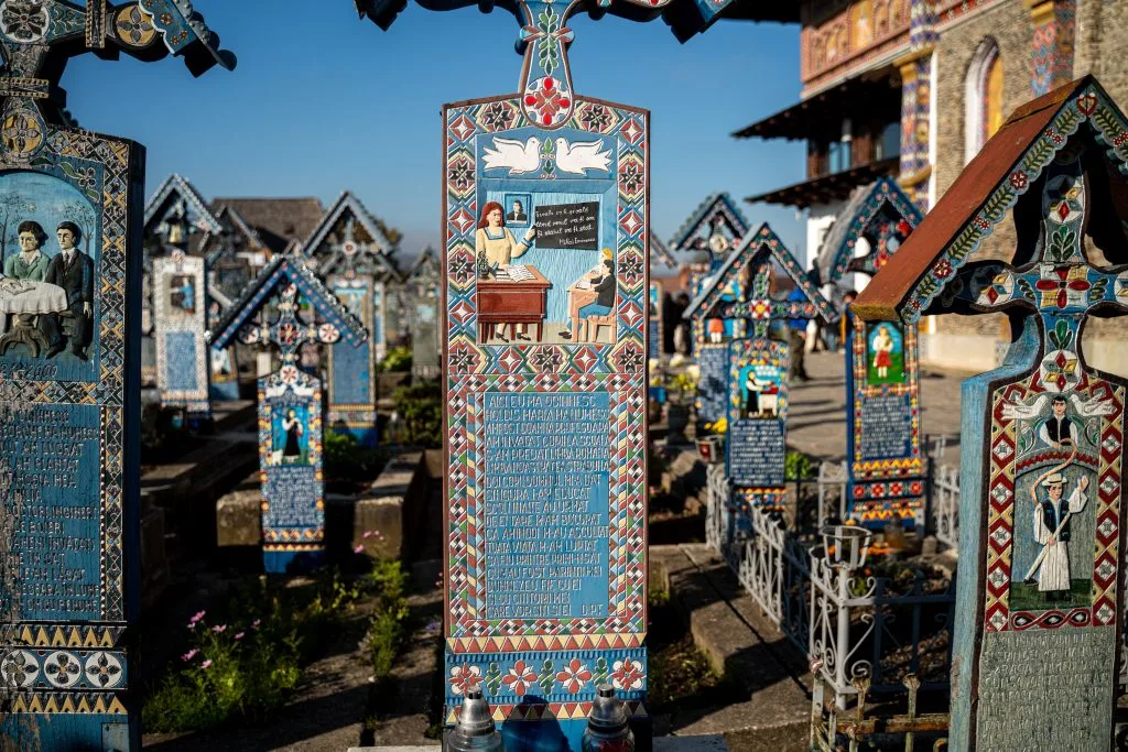 lapida de una maestra en el cementeiro alegre de rumania