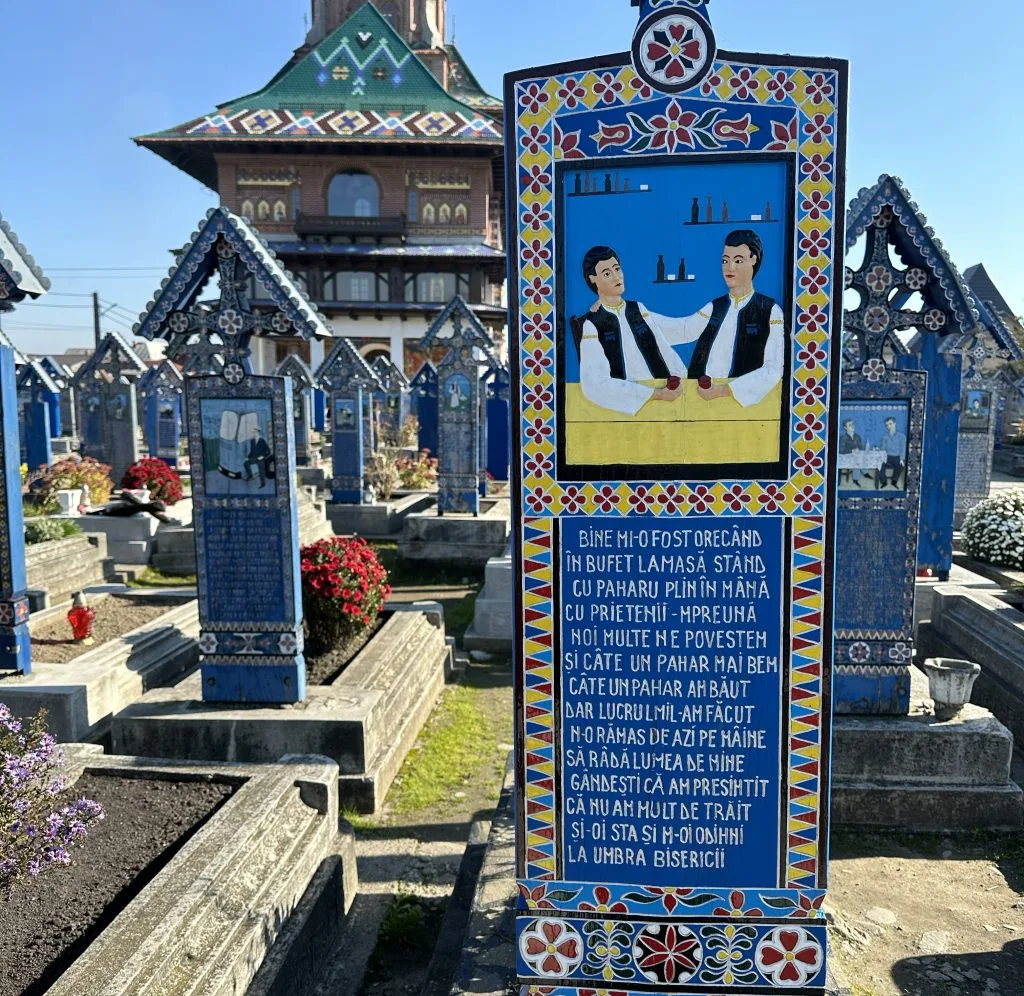 lapida de un tipo tomando algo con un amigo - sapanta