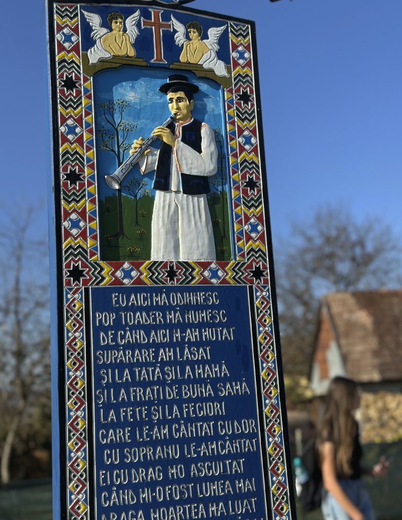 lápida de un flautista en el cementerio alegre de sapanta