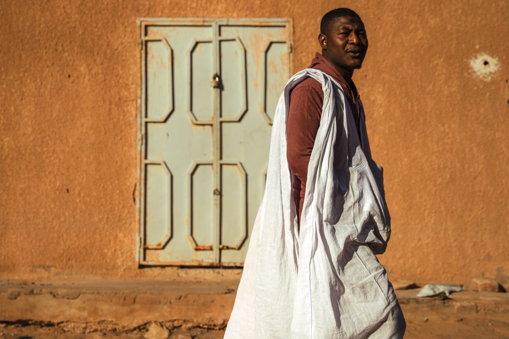 hombre caminando en tiyikya