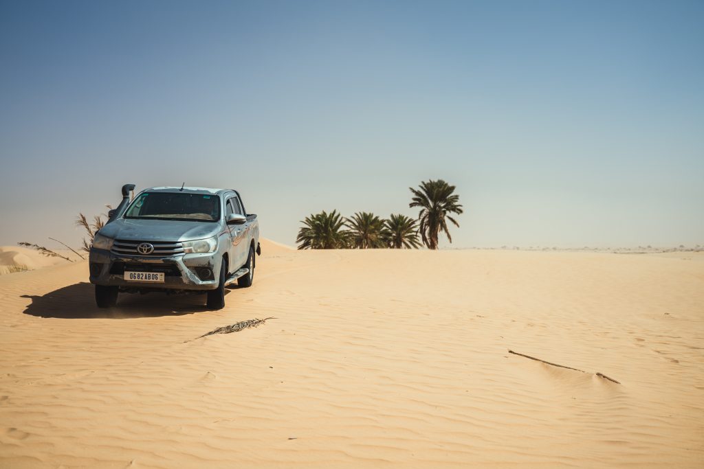 camioneta en el desierto