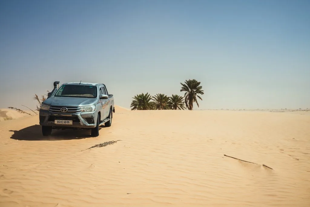 camioneta en el desierto