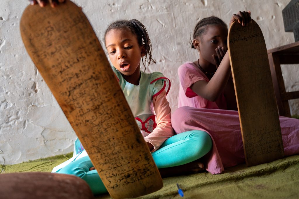 niñas en una escuela islámica de chinguetti