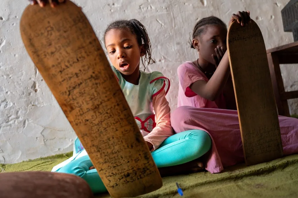 niñas en una escuela islámica de chinguetti