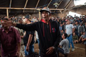 DM-0868 hombre pide dinero