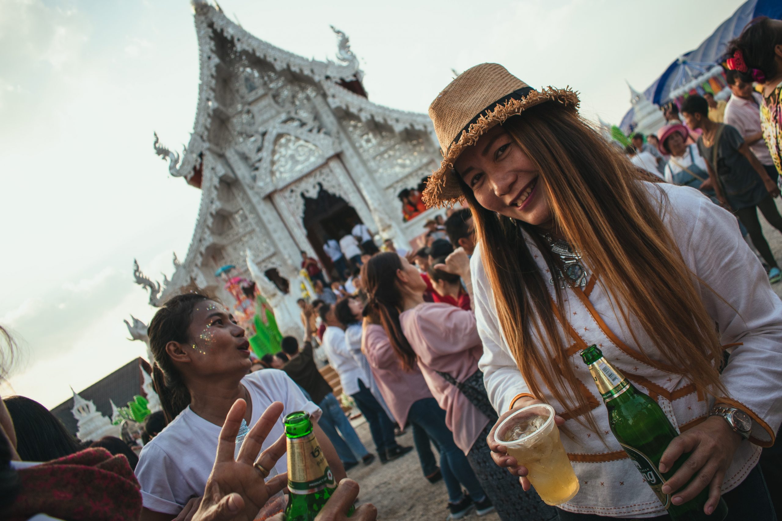 INSTRUCCIONES PARA GOZAR LA INAGURACIÓN DE UN TEMPLO TAILANDÉS