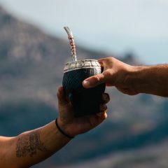 Cómo tomar mate uruguayo sin acogotar a alguien en el intento