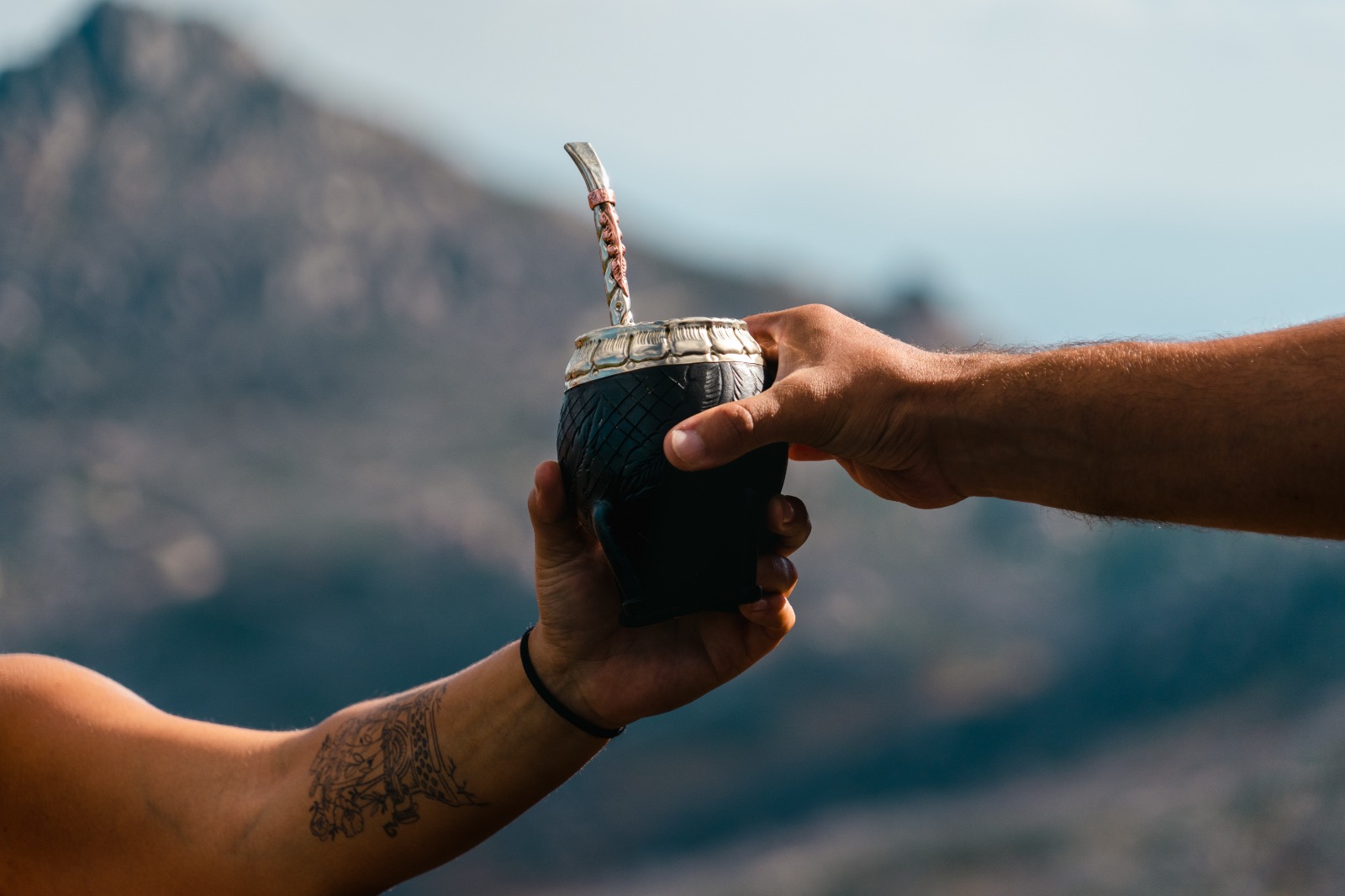 Cómo tomar mate uruguayo sin acogotar a alguien en el intento