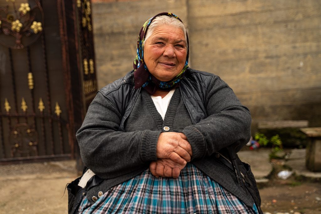 mujer rumana sentada en la calle